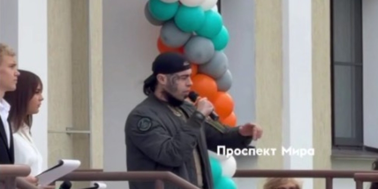 «Чтобы весь мир говорил на русском, изучайте устройство автомата Калашникова» – 1 вересня “у скрєпній” (ВІДЕО)