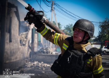 Росіяни вдень знов атакували Миколаїв – рятувальники показали, як ліквідували наслідки ударів (ФОТО, ВІДЕО)