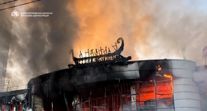 У Дніпрі російські загарбники атакували торговельний центр, 2 поранених (ФОТО, ВІДЕО)