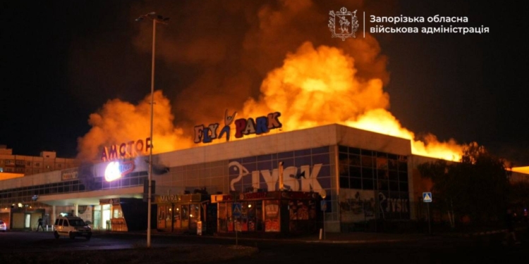 Росіяни вдарили по ТЦ у Запоріжжі (ФОТО, ВІДЕО)