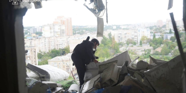 В Одесі дрон влетів у багатоповерхівку, на зараз 4 постраждалих (ФОТО)