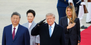 Довгоочікуваний візит – Трамп особисто зустрів Сі на військовому аеродромі (ФОТО, ВІДЕО)