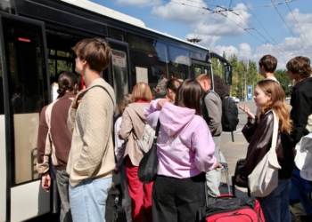 До Миколаєва та з Миколаєва: після російської дронової атаки на поїзд понад 650 пасажирів доставили автобусами (ФОТО)