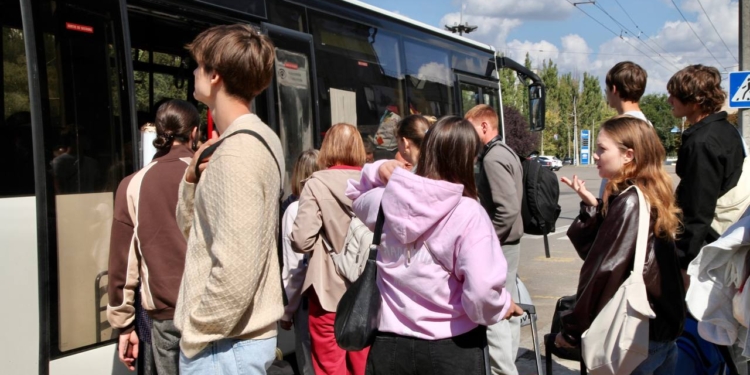 До Миколаєва та з Миколаєва: після російської дронової атаки на поїзд понад 650 пасажирів доставили автобусами (ФОТО)