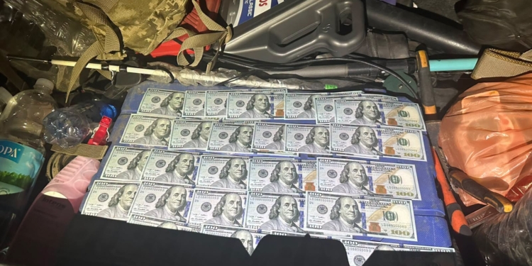 До 8 тисяч доларів за уникнення мобілізації: ДБР викрило військовослужбовця на Миколаївщині (ФОТО)