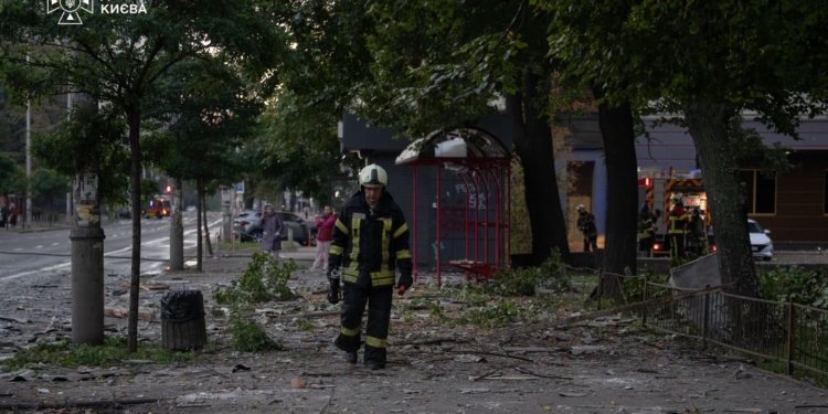 Ворожі удари пошкодили депо станції «Київ-Пасажирський», дата- та бізнес-центри, на Одещині – ліцей, гуртожиток та 2 іноземні судна (ФОТО)