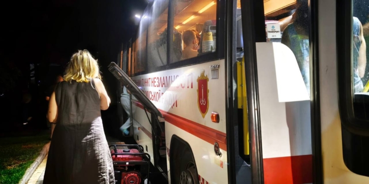 В Одесі внаслідок нічної атаки пошкоджена багатоповерхівка, постраждало 17 людей (ФОТО)