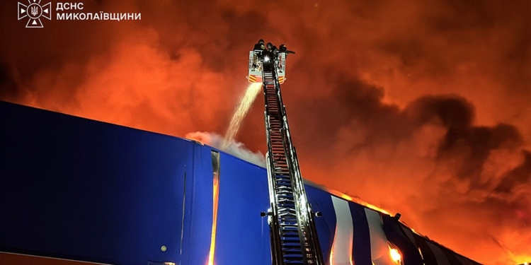 Миколаївські рятувальники показали, як гасили “Епіцентр” (ФОТО, ВІДЕО)