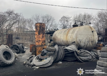 На Запоріжжі умільці перетворювали старі шини на пальне, встигли продати 28 тонн, їх зловили і будуть судити (ФОТО)