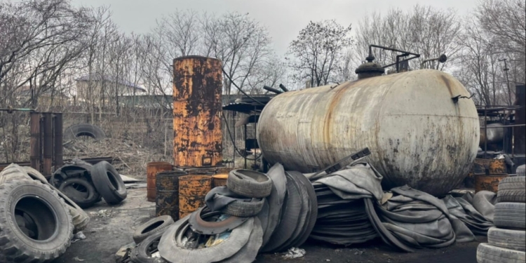 На Запоріжжі умільці перетворювали старі шини на пальне, встигли продати 28 тонн, їх зловили і будуть судити (ФОТО)