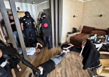 У Миколаєві поліція накрила шахрайський call-центр, який працював просто у квартирі (ФОТО)(ФОТО)