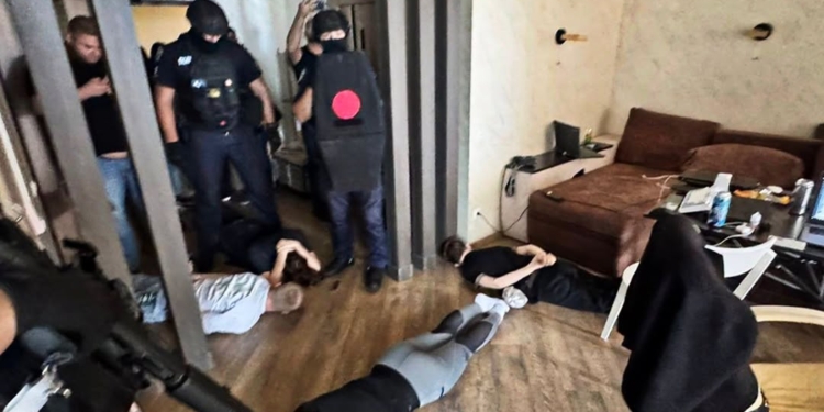 У Миколаєві поліція накрила шахрайський call-центр, який працював просто у квартирі (ФОТО)(ФОТО)