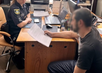 На Миколаївщині поліція затримала чоловіка, який відібрав мобільний у перехожого, йому загрожує 10 років ув’язнення (ФОТО)