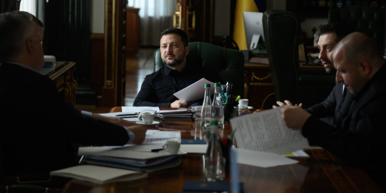 Зеленський провів нараду з переговорною групою перед зустріччю з представниками Трампа (ФОТО)
