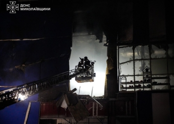Миколаївські рятувальники показали, як гасили “Епіцентр” (ФОТО, ВІДЕО)