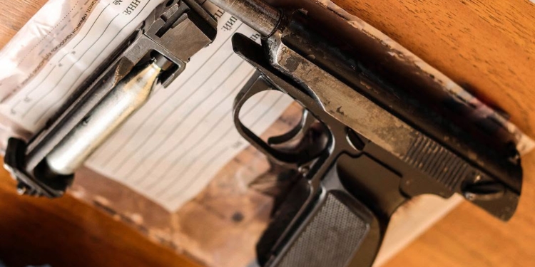 У Миколаєві конфлікт у тролейбусі між 46-річним чоловіком та 17-річним хуліганом закінчився стріляниною