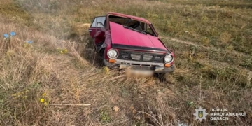 На Миколаївщині в ДТП загинув 46-річний водій, його ВАЗ-2103 перекинувся польовою дорогою (ФОТО)