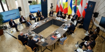 “Карпатський регіон – це ворота для маршрутів із Південного Кавказу та Азії через Чорне море”, – Зеленський на саміті “Карпатської вісімки” (ФОТО)