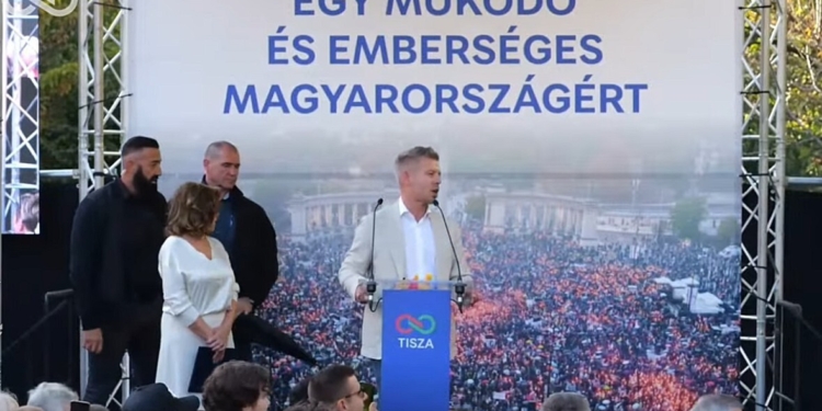 “Вибачте, що не влучив йому по голові”: Мадьяра намагалися закидати яйцями
