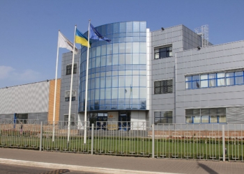Російські загарбники атакували тютюнову фабрику в Прилуках (ВІДЕО)