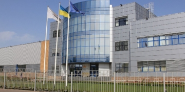 Російські загарбники атакували тютюнову фабрику в Прилуках (ВІДЕО)