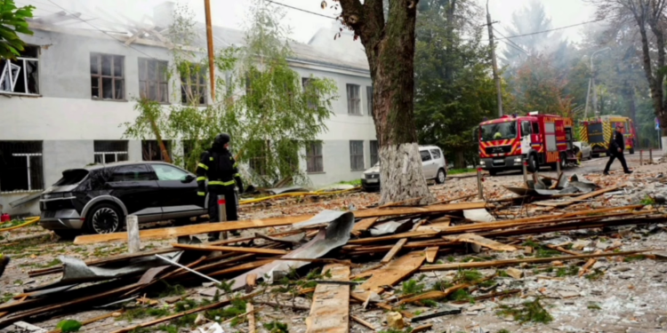 У Рівному повністю зруйнований корпус гуманітарного університету, вже 25 поранених (ВІДЕО)