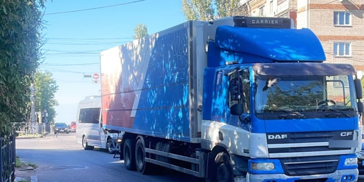 У Миколаєві фура збила двох дітей, які переходили дорогу на червоний сигнал світлофору (ФОТО)