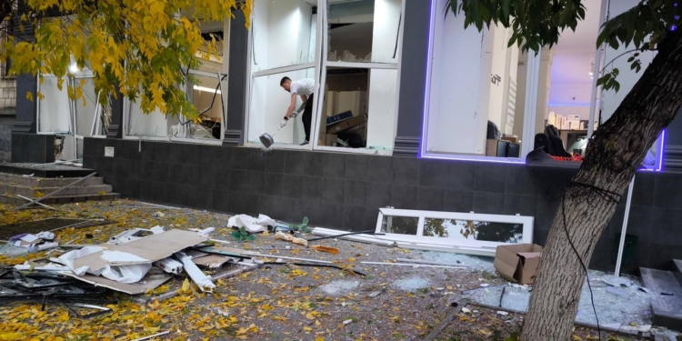 Миколаївська ОВА показала наслідки нічної атаки на Миколаїв (ФОТО)