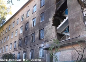 Зеленський побував у київській школі, атакованій сьогодні дроном (ВІДЕО)