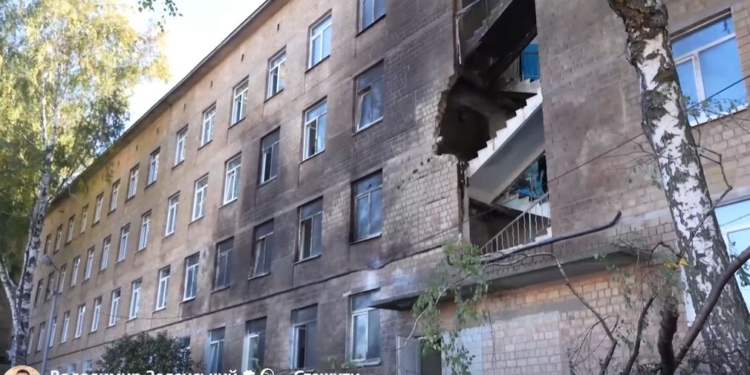 Зеленський побував у київській школі, атакованій сьогодні дроном (ВІДЕО)