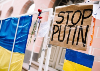 В Естонії засудили чоловіка за осквернення українського прапора біля посольства РФ