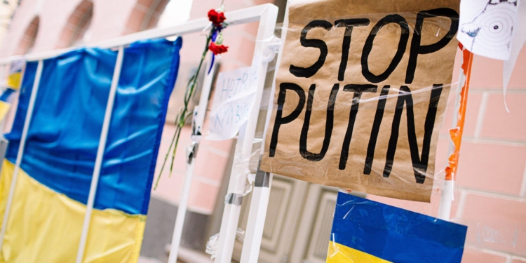В Естонії засудили чоловіка за осквернення українського прапора біля посольства РФ