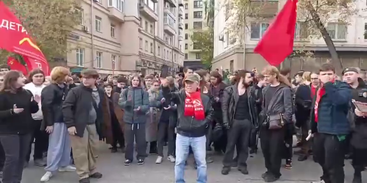 Комуністи у РФ займають протестну нішу – у Москві дозволений мітинг розігнали після заклику “Долой царя” (ВІДЕО)
