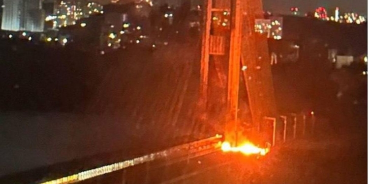 РФ знову б’є по Південному мосту в Києві (ФОТО)