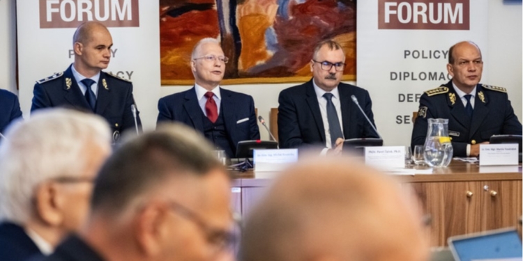 У Чехії очільник Служби безпеки попередив про загрози від РФ, проросійський прем’єр порадив йому мовчати