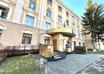 Вибухи у Рівному – дрон влучив в университет, багато поранених (ВІДЕО)