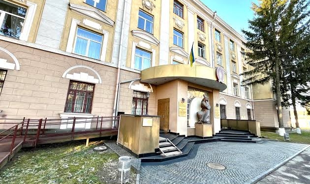 Вибухи у Рівному – дрон влучив в университет, багато поранених (ВІДЕО)