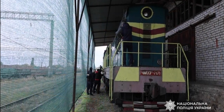 На Миколаївщині машиніст тепловоза із спільниками понад пів року зливали пальне – по 300 літрів за раз (ФОТО, ВІДЕО)