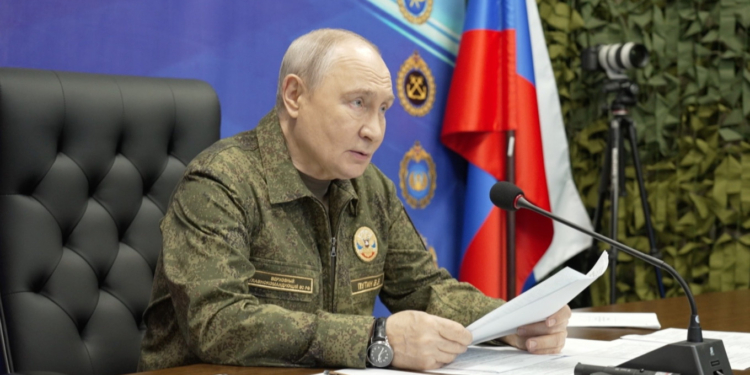 Путін знову вдягнув камуфляж – рапортував про успіхи армії РФ, перебільшив їх у 45 разів