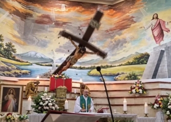 В Еквадорі священника під час меси вбив хрест (ВІДЕО)