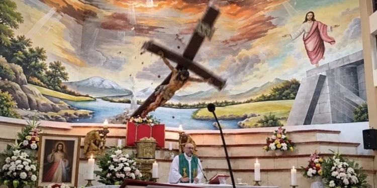 В Еквадорі священника під час меси вбив хрест (ВІДЕО)