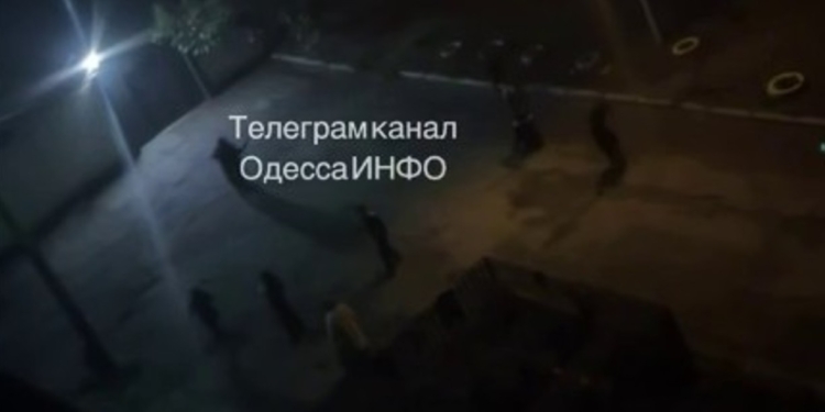 В Одесі роми штурмували ТЦК, щоб звільнити “циганського барона” (ВІДЕО)