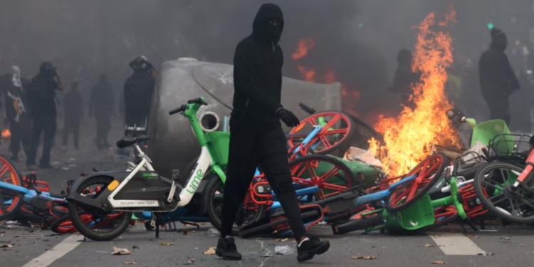 Погроми, мародерство та протести в Європі. Чи є в цьому вплив РФ
