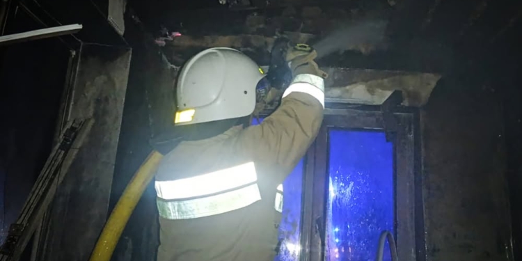 На Миколаївщині під ранок гасили пожежу стелі в одному з будинків Нового Бугу