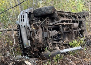 На Миколаївщині злетів у кювет і перекинувся кросовер, пасажир у лікарні (ФОТО)