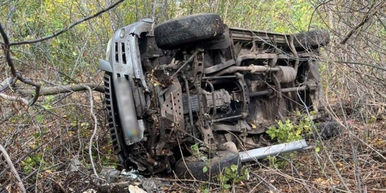 На Миколаївщині злетів у кювет і перекинувся кросовер, пасажир у лікарні (ФОТО)