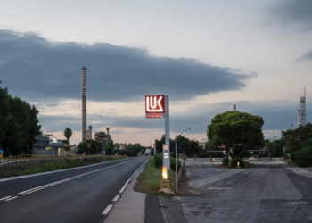 Переговори між США та Росією щодо України тепер включають нафтову угоду, пов’язану зі союзниками Трампа, – The New York Times