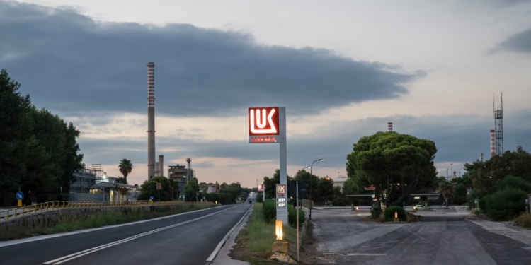 Переговори між США та Росією щодо України тепер включають нафтову угоду, пов’язану зі союзниками Трампа, – The New York Times
