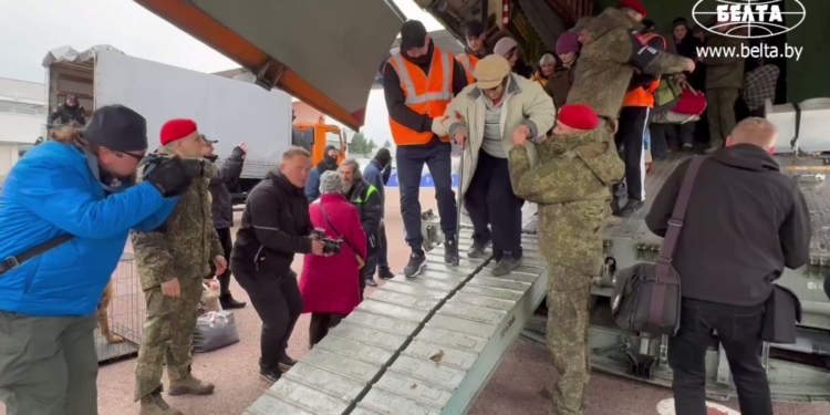 У Білорусі приземлився вже четвертий літак із евакуйованими мешканцями Олешок (ВІДЕО)