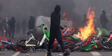 “Макрона у відставку! Ле Пен – за ґрати!” – у Франції знову протести (ВІДЕО)